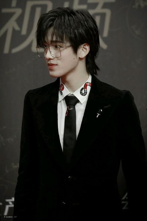 宋亚轩爆料穿搭视频,时尚达人私藏搭配技巧大公开 第2张 宋亚轩爆料穿搭视频,时尚达人私藏搭配技巧大公开 第2张